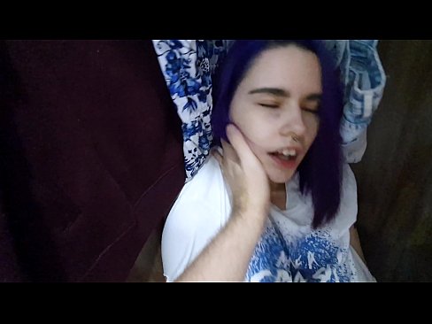 ❤️ Našao sam svoju sestru u ormaru i pomogao joj da svrši ️❌ Jebeni video kod nas ﹏